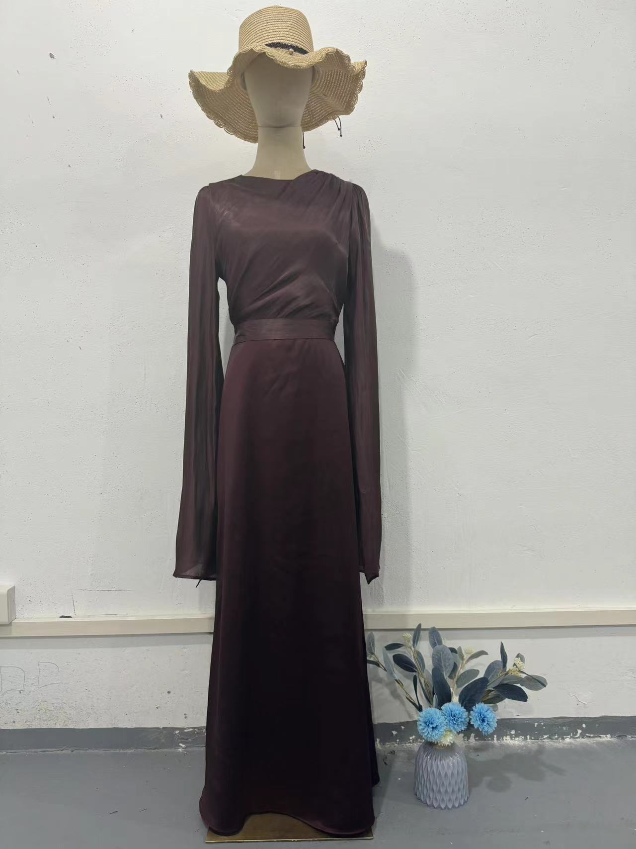 Robe longue en satin à manches larges ourlet et coupe ajustée, en gaze de verre