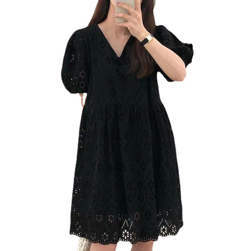 Robe pull cintrée à col en V en crochet ajouré et manches bouffantes