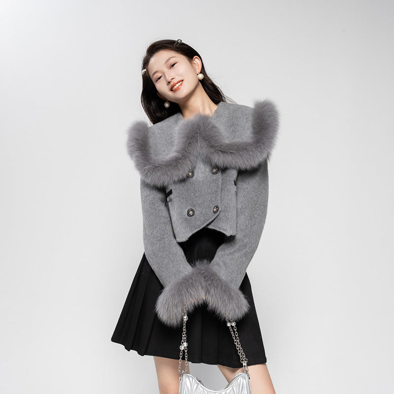 Manteau court en laine taille haute avec col en fourrure de renard