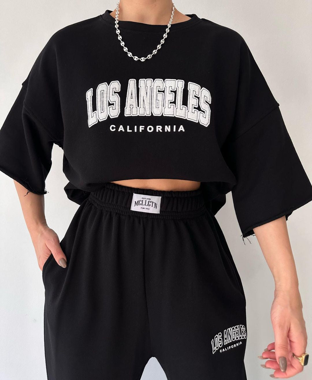 Ensemble deux pièces pour femme : sweat à capuche imprimé à manches courtes, pantalon et vêtements de loisirs pour les trajets domicile-travail.