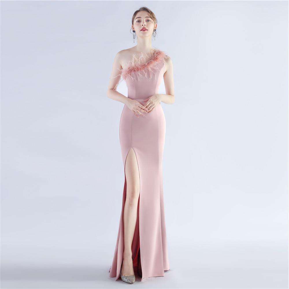 Robe de soirée en plumes d'autruche pour dîner-spectacle de mariage
