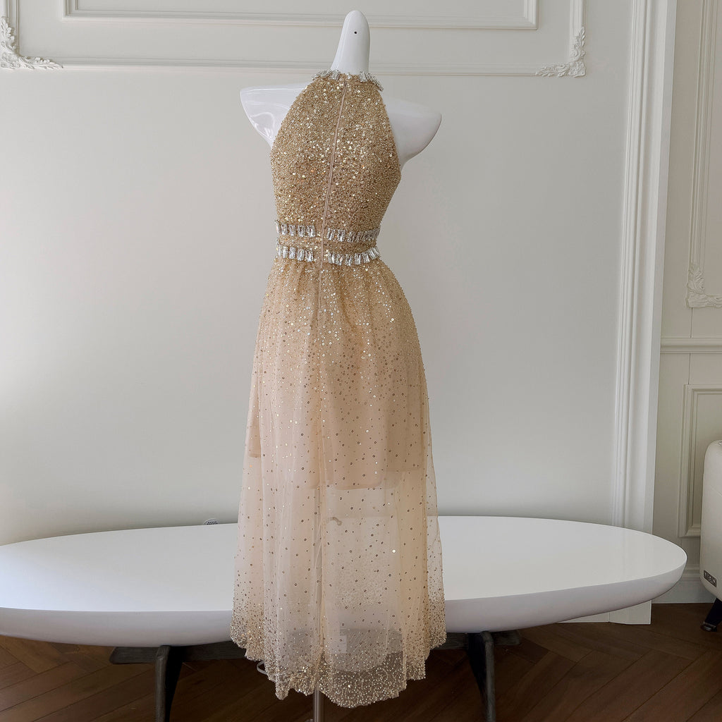Longue robe de soirée dos nu en gaze à sequins doré champagne