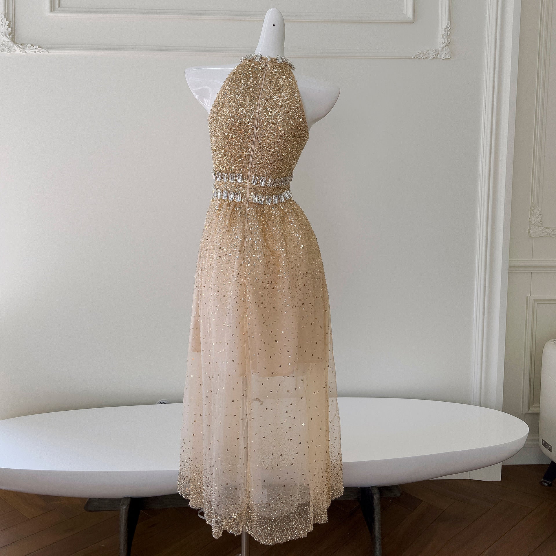 Longue robe de soirée dos nu en gaze à sequins doré champagne