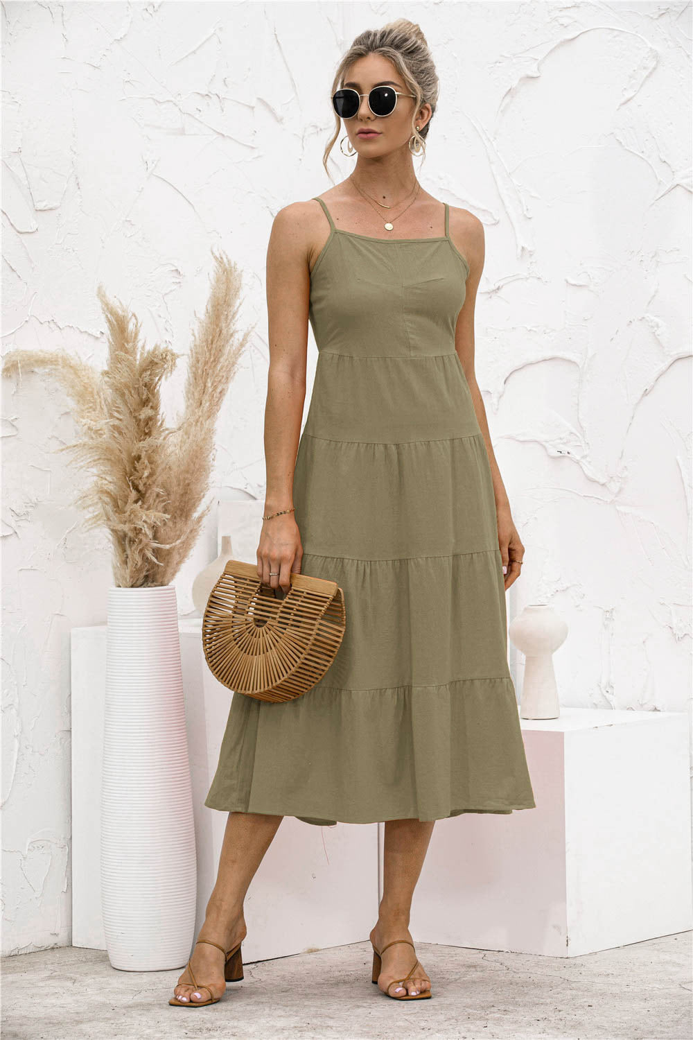 Robe mi-longue pour femme avec col montant, taille haute et jupe à volants
