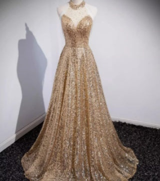 Robe de soirée dorée pour femme sénior, ambiance haut de gamme