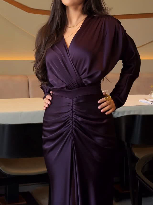 Robe longue prune en satin pour femme musulmane, avec devant croisé et détails froncés