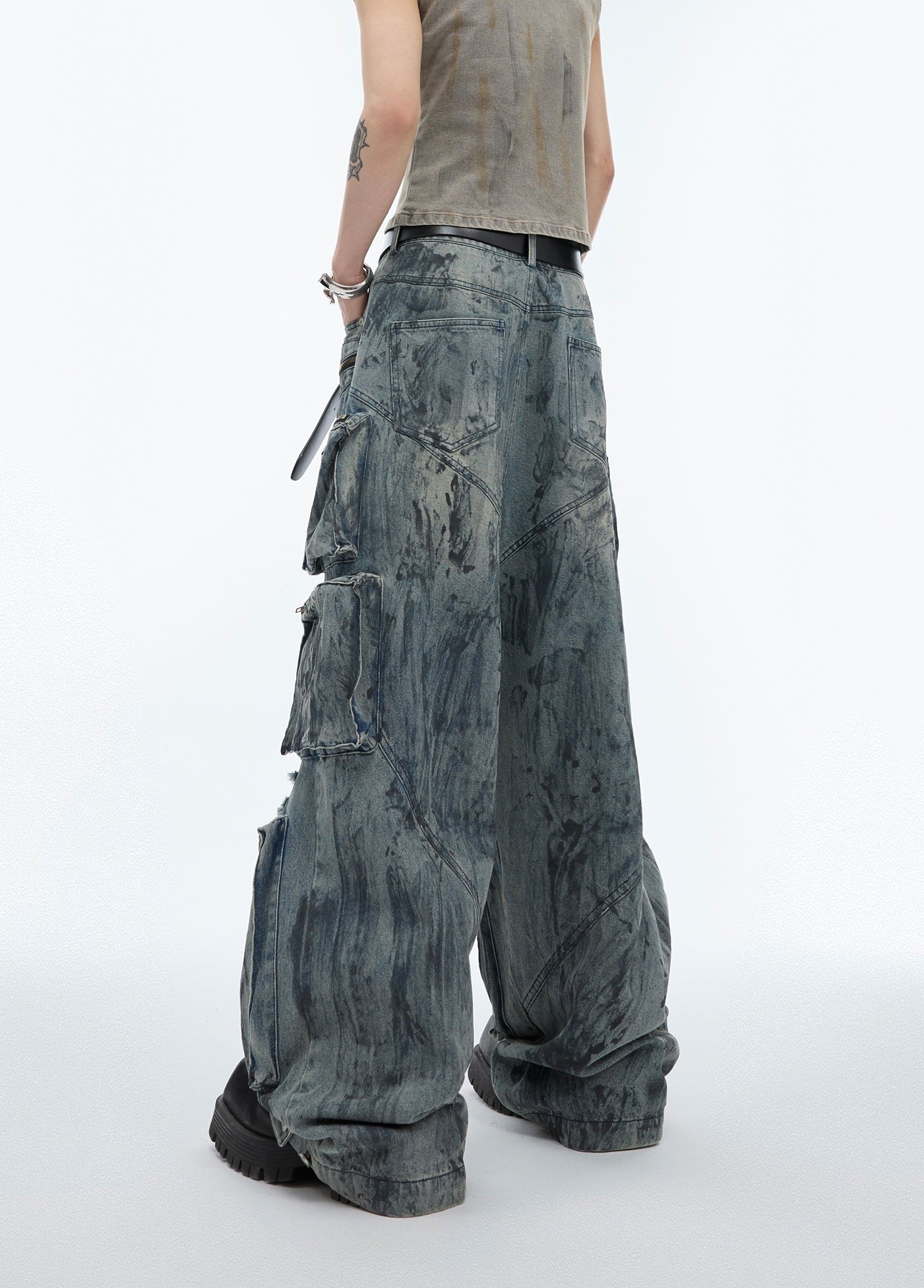 Jean à poches multiples effet usé, peint à la main