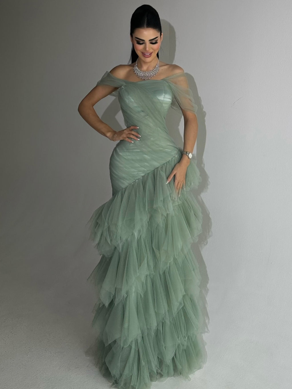 Robe longue élégante bustier vert clair coupe sirène avec jupe en tulle étagée