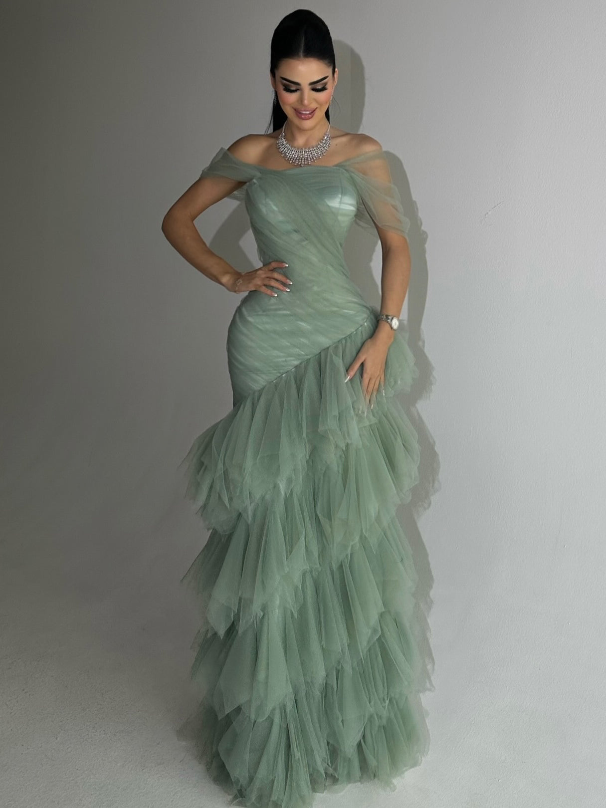 Robe longue élégante bustier vert clair coupe sirène avec jupe en tulle étagée