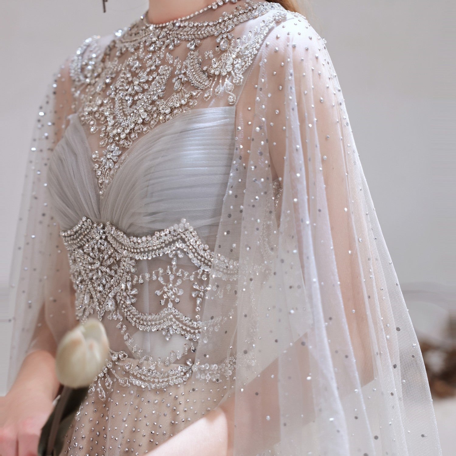 Robe de soirée longue grise avec châle