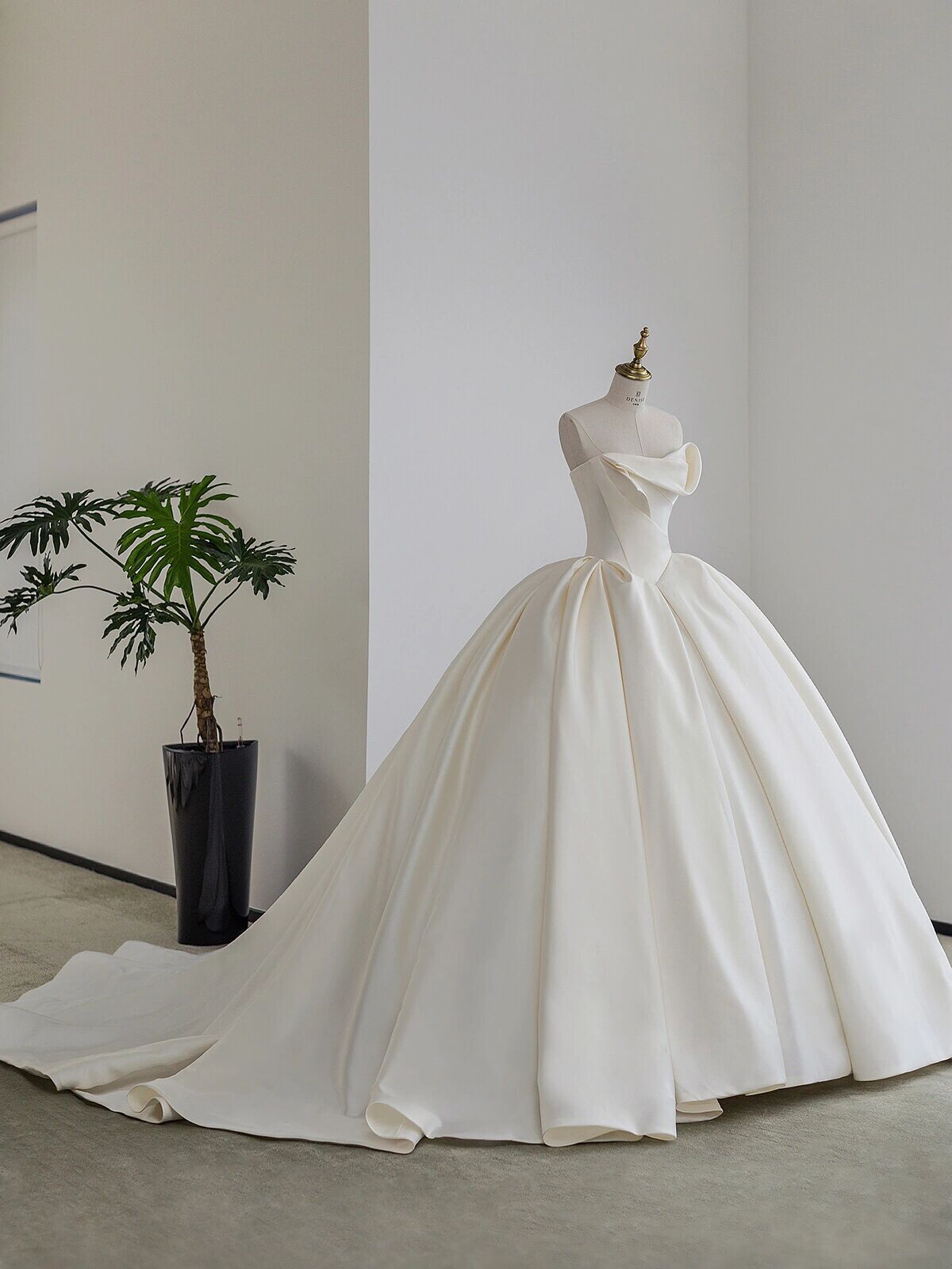 Vintage Satin Tube Top Wedding Bridal Dress with Long Tail