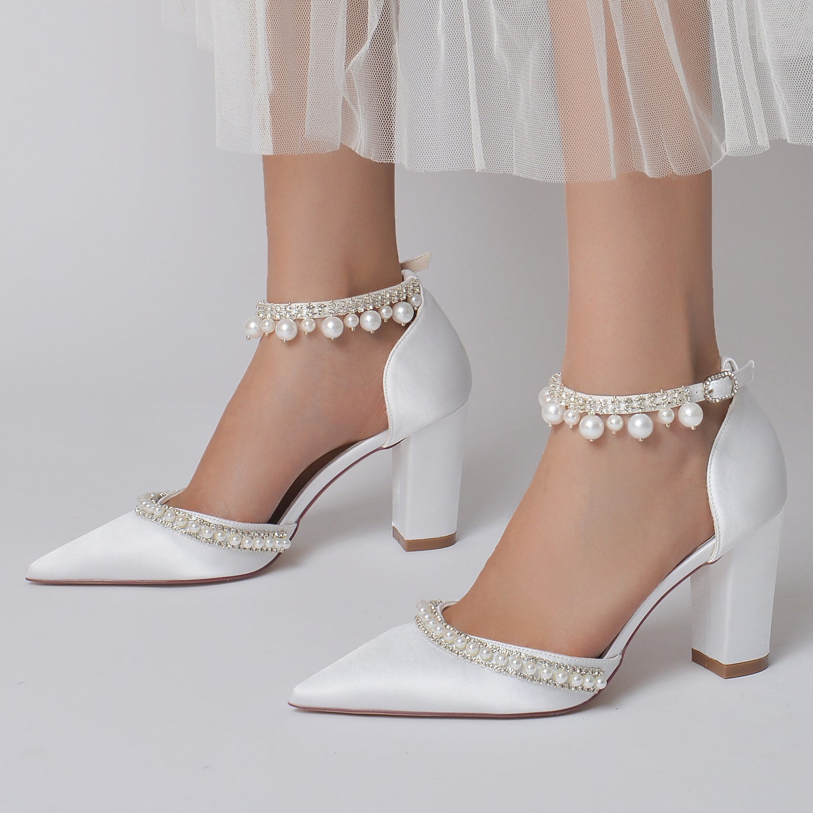 Escarpins à bout pointu en satin avec strass et chaîne, à talon carré