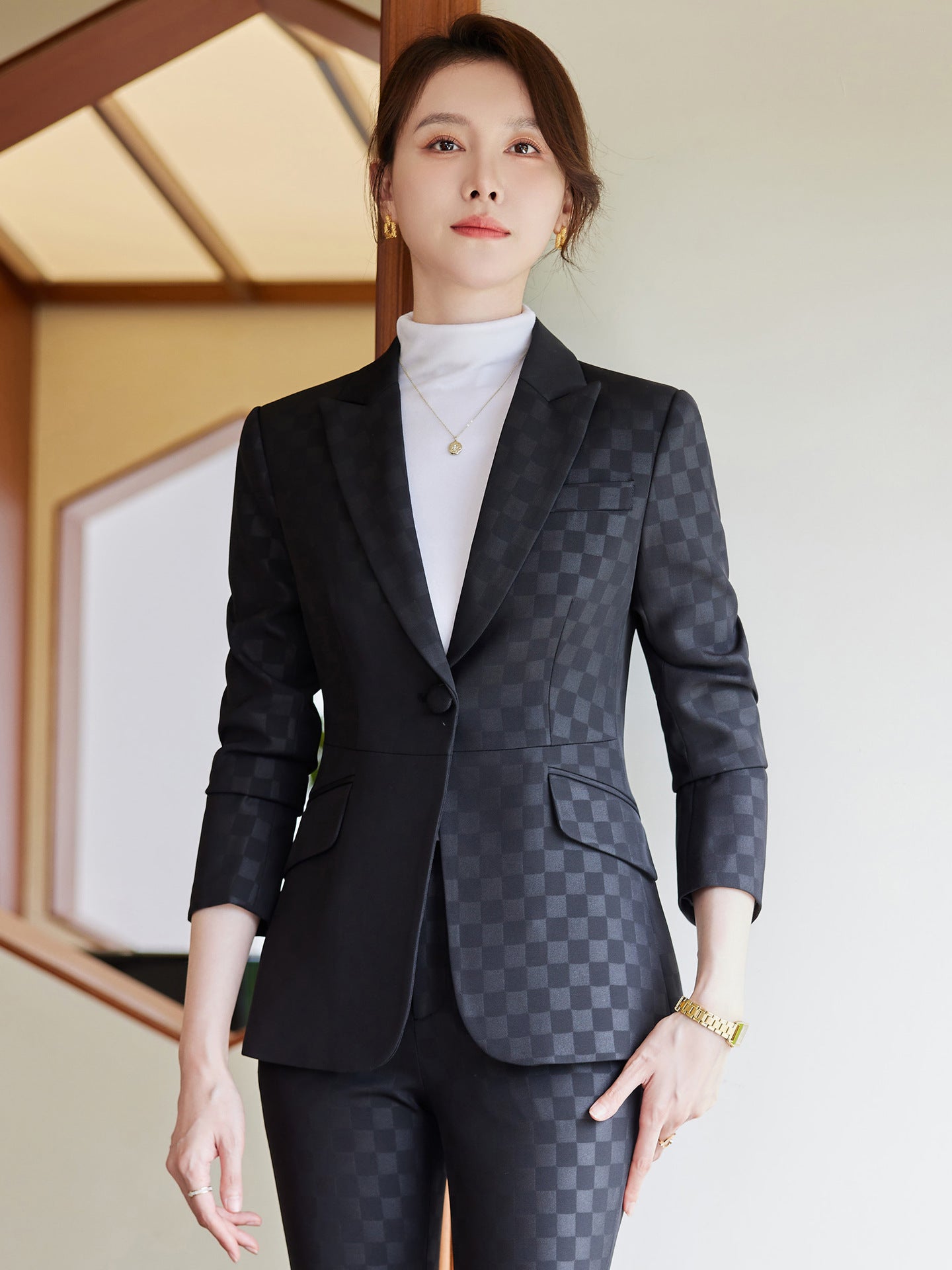 بدلة خضراء منقوشة، شخصية نحيفة، شخصية اجتماعية