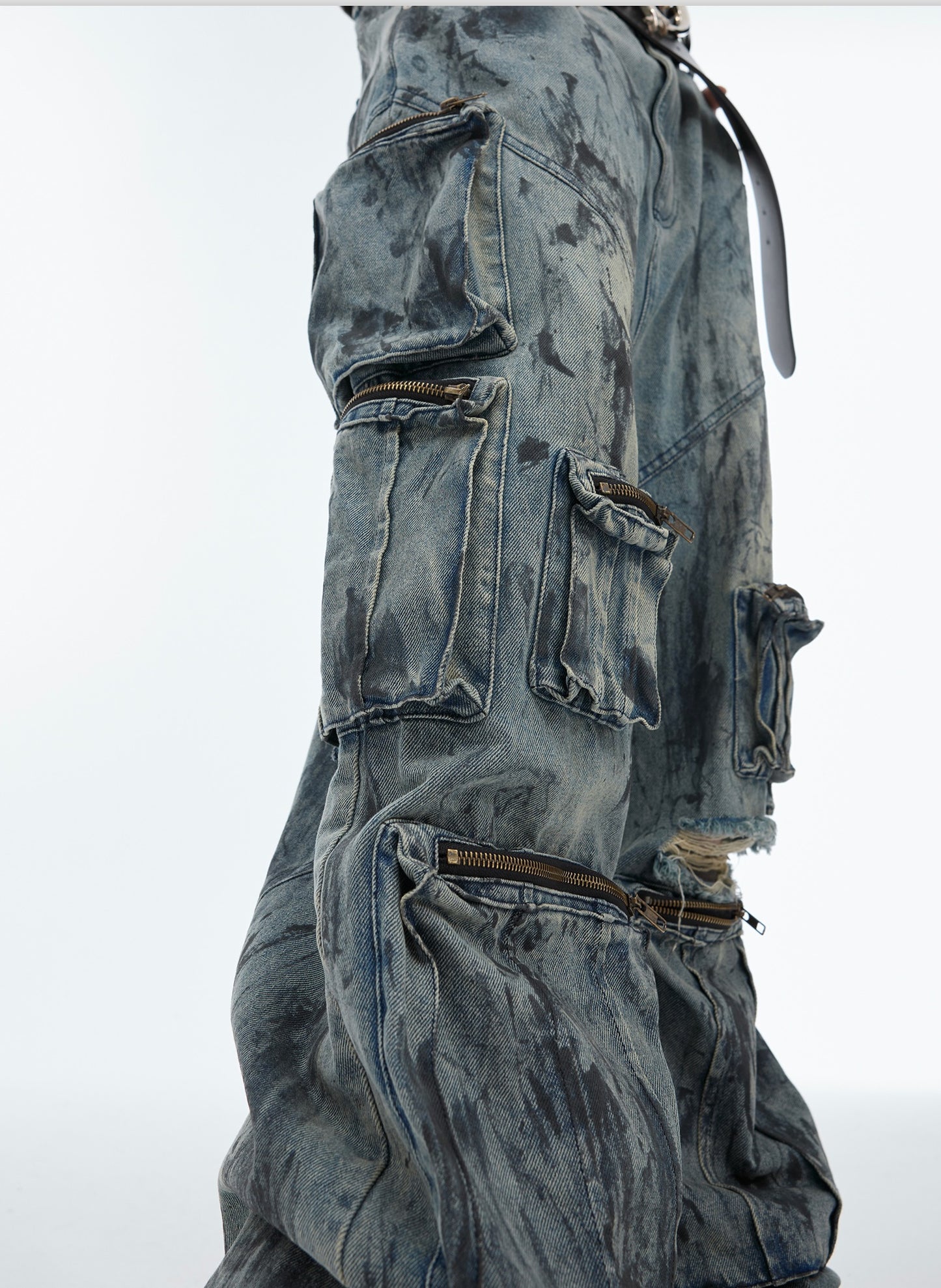 Jean à poches multiples effet usé, peint à la main