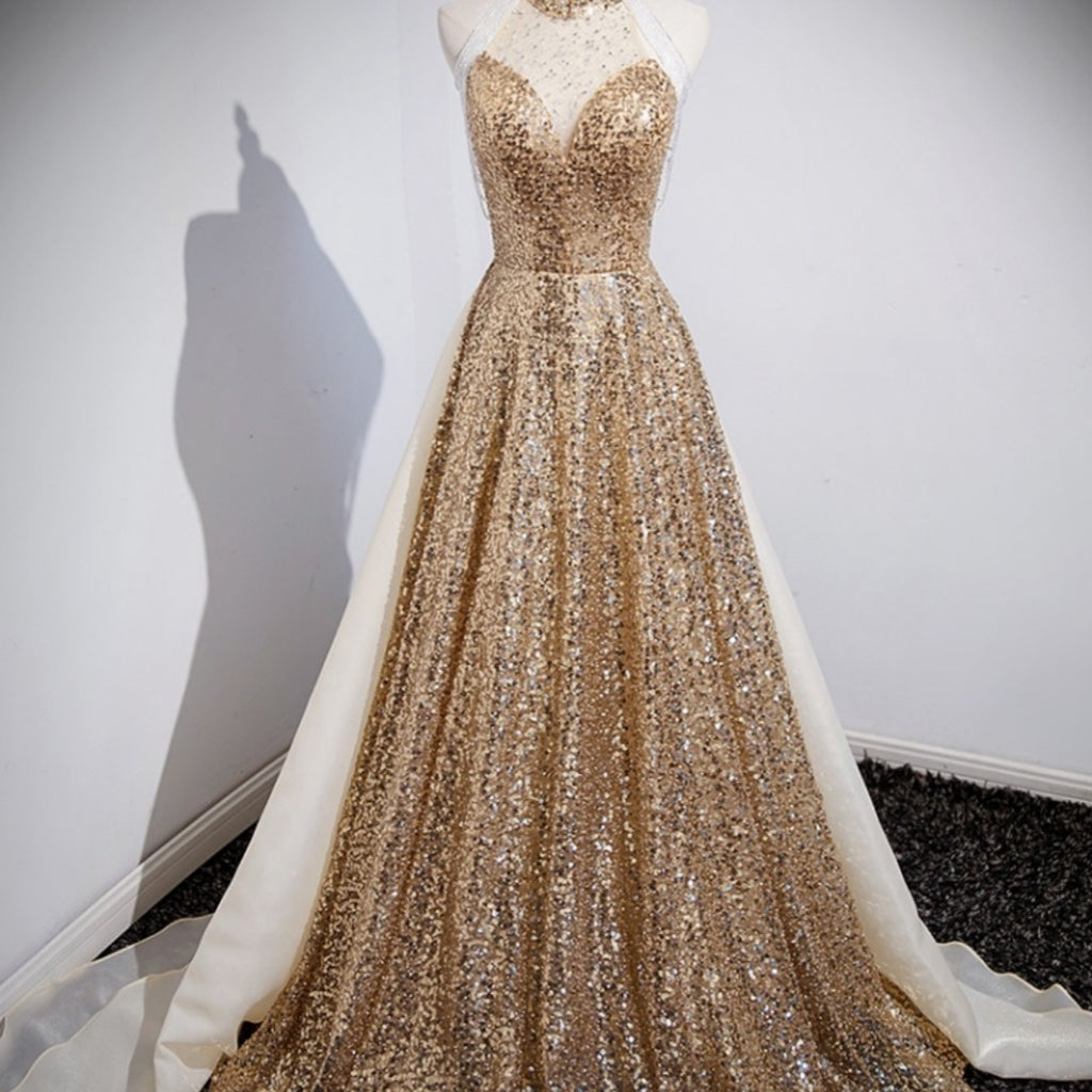 Robe de soirée dorée pour femme sénior, ambiance haut de gamme