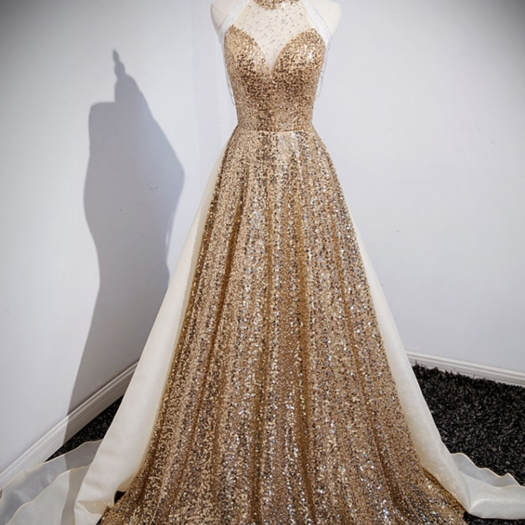 Robe de soirée dorée pour femme sénior, ambiance haut de gamme