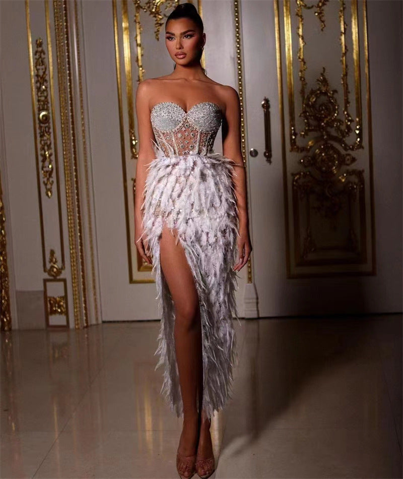 Robe Tube Transparente Fendue Haute Beige Ornée de Plumes et de Strass