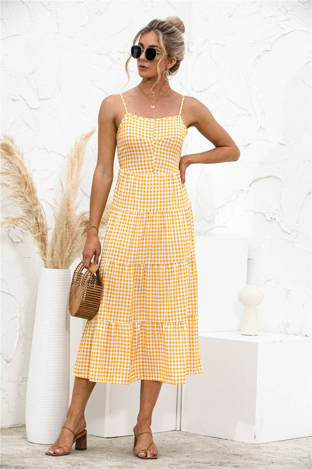 Robe mi-longue pour femme avec col montant, taille haute et jupe à volants