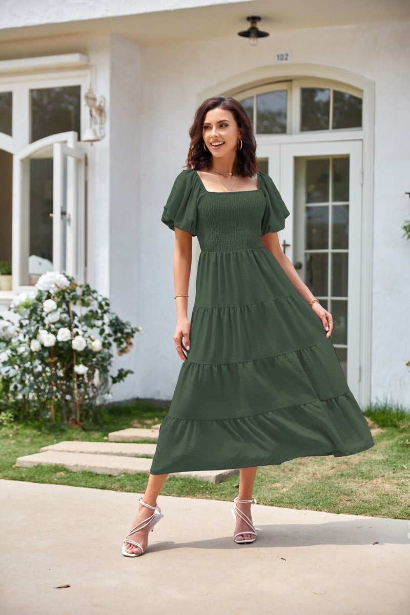 Robe courte plissée à col carré, dos nu et manches bouffantes