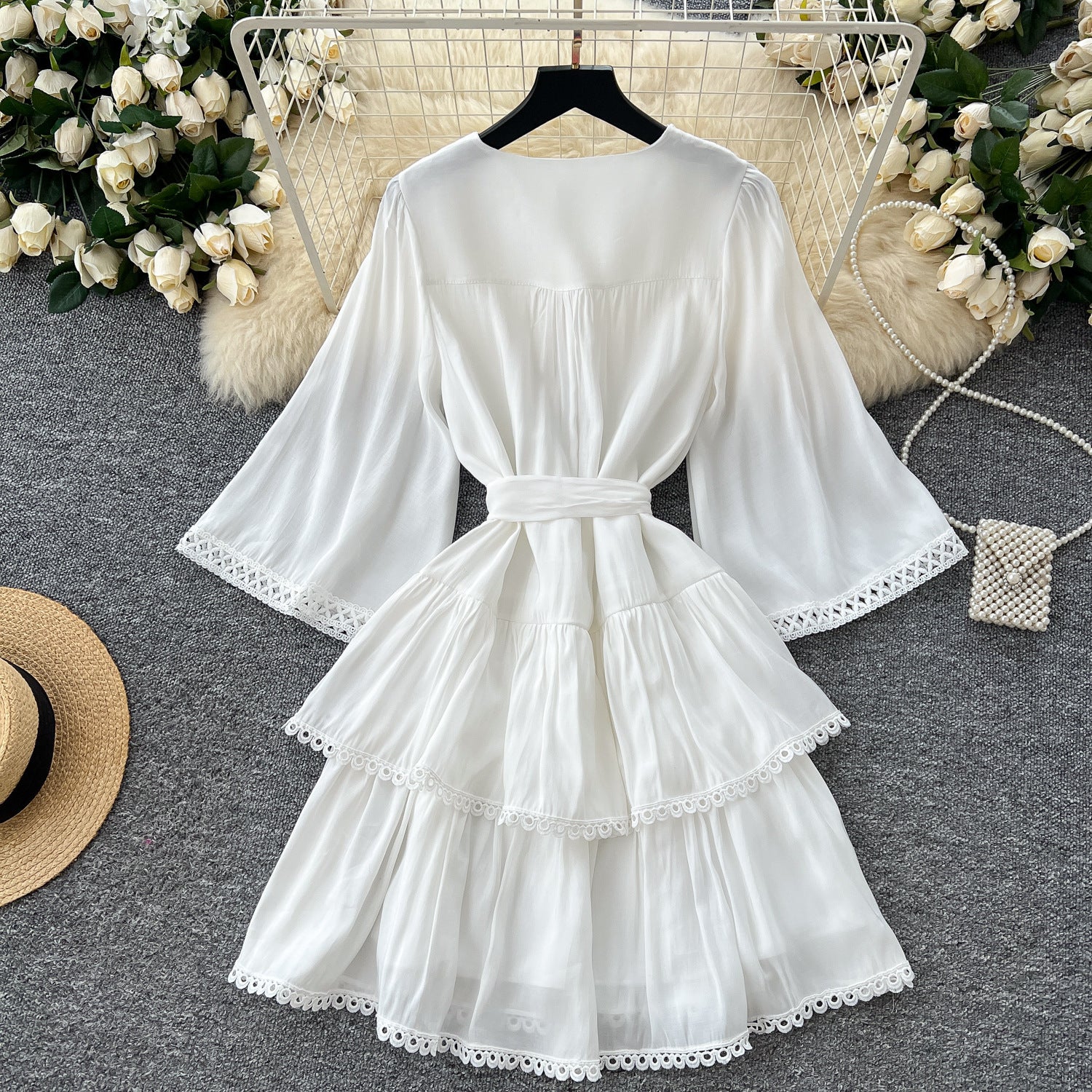 Robe ample blanche style rétro avec lacets, manches cloche et taille à coutures