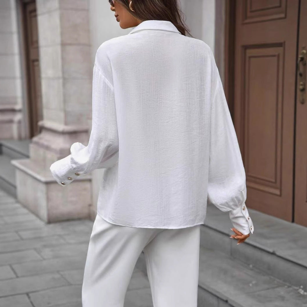 قميص بأكمام طويلة بلون موحد مع تفاصيل أزرار أمامية