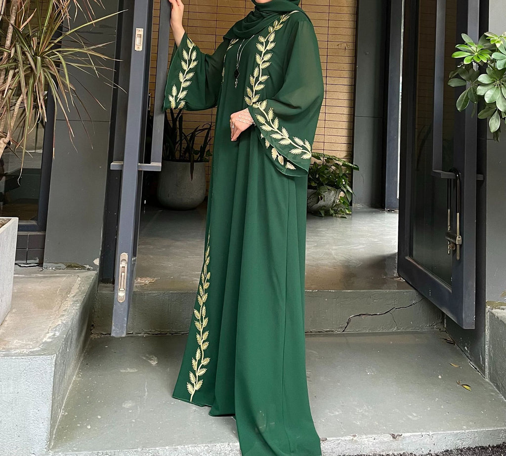Robe longue musulmane à col rond brodée d'un motif végétal avec manches cloche